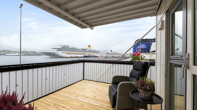 Koselig terrasse med flott utsikt. Her kan man følge med innseilingen til Cruisebåtene.