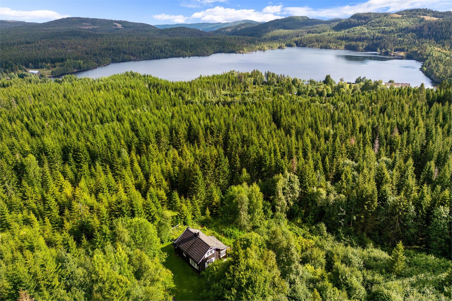Eiendomsmegler Krogsveen v/ Elisabeth Hanssen ønsker velkommen til Skardbrennvegen 105!