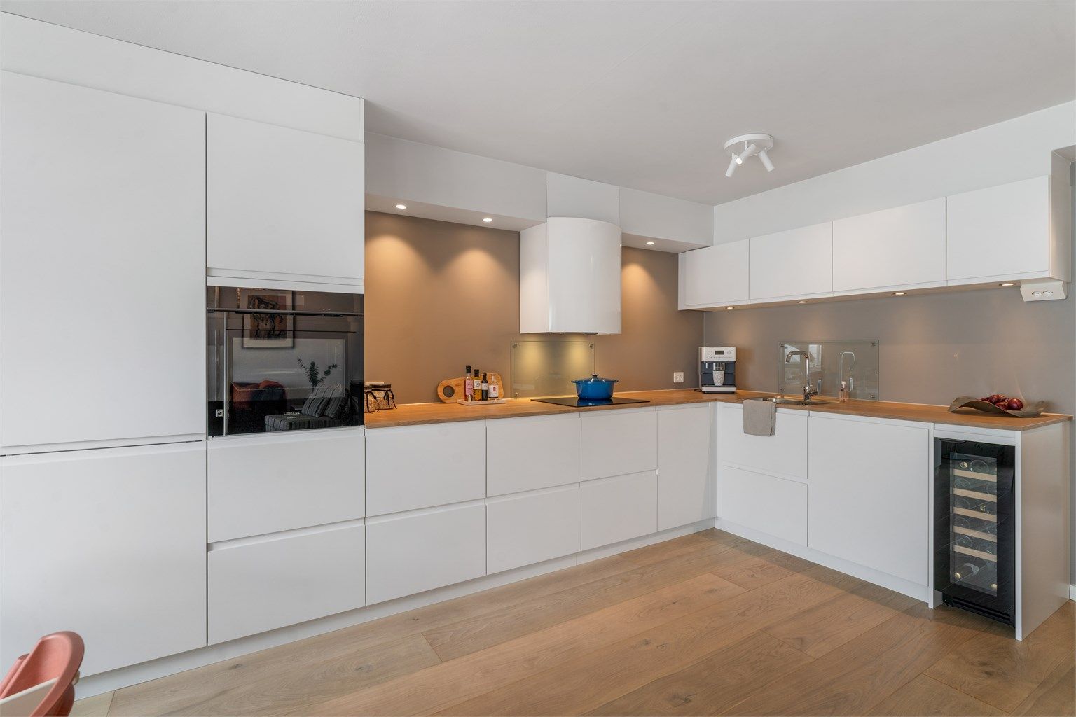 Kjøkkenet er velutstyrt og har integrerte hvitevarer, spotter er levert av kvalitetsleverandøren SG.