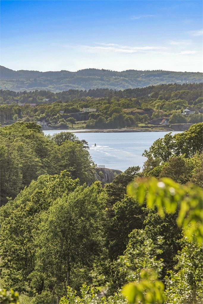 Fra hyttas solrike terrasser får du nydelig utsikt til sjøen og vakre Viksfjord.