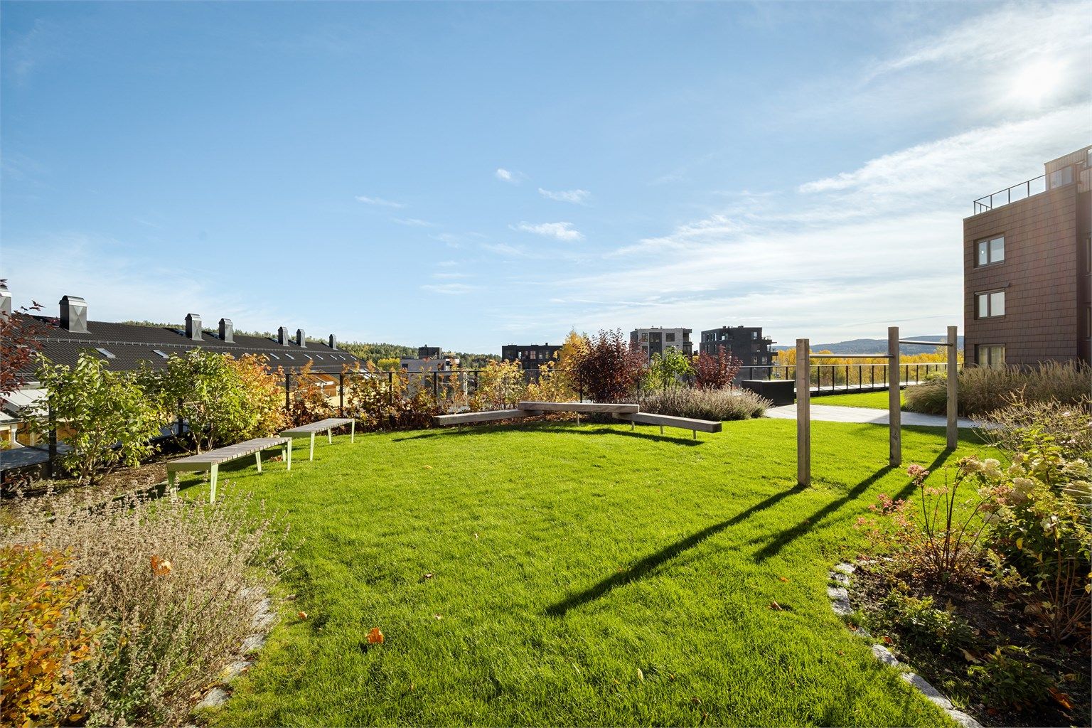 Eiendommen er i direkte tilknytning til Konnerudsenteret med bl.a. matbutikker, apotek og treningssenter.