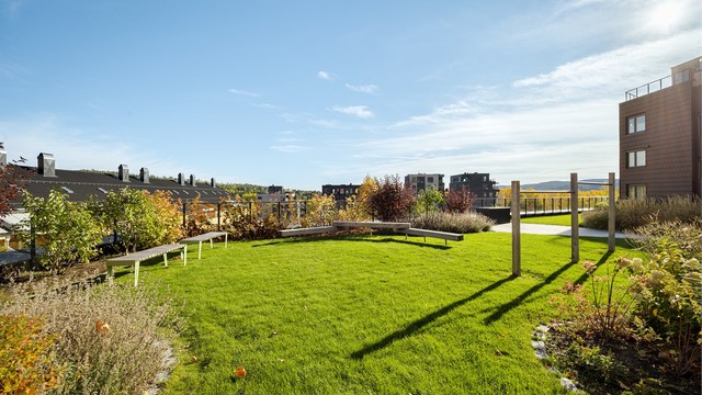 Eiendommen er i direkte tilknytning til Konnerudsenteret med bl.a. matbutikker, apotek og treningssenter.