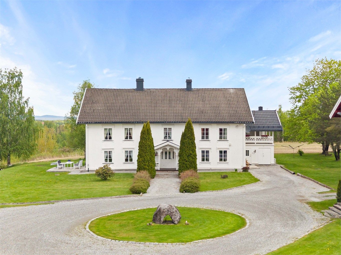 Hele bygningen er etterisolert og kledd med stående perlestaffpanel av god kvalitet fra 1920.