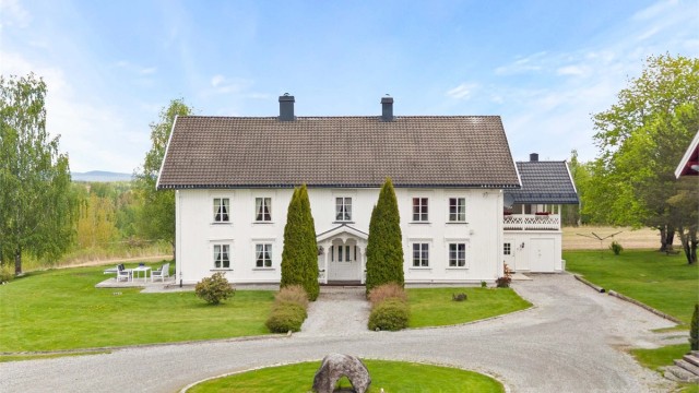 Hele bygningen er etterisolert og kledd med stående perlestaffpanel av god kvalitet fra 1920.