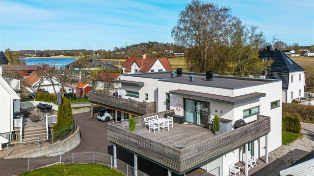Velkommen til Skarphagaveien 11B! En arkitekttegnet halvpart av tomannsbolig fra 2018, med høy standard og en gjennomtenkt, arealeffektiv planløsning. Foto: kristian Bollæren