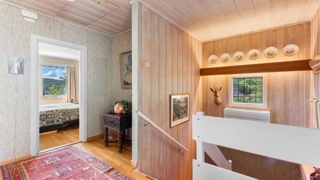 Fra gangen er det naturlig adkomst til stuen, kjøkkenet, badet og soverommet i samme etasje