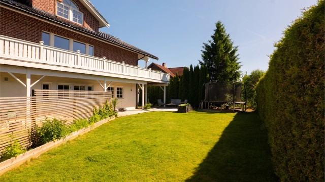 Hagen er lettstelt og en avskjermet, trygg lekeplass for familiens yngste.