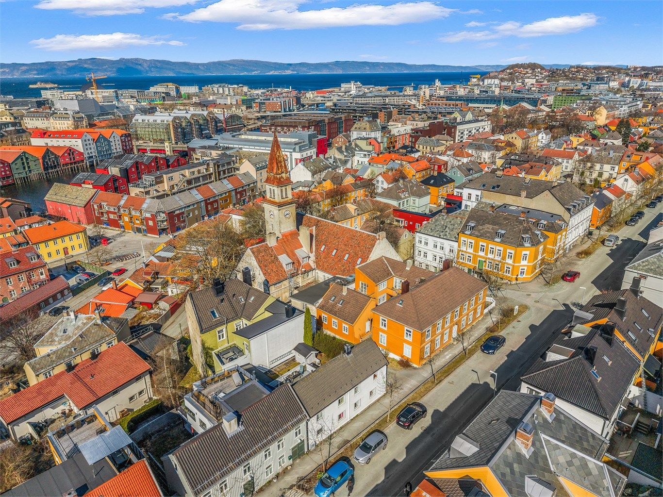 Innen få minutters gange finner man flere barnehager og skoler. 