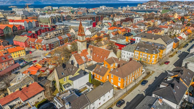 Innen få minutters gange finner man flere barnehager og skoler.