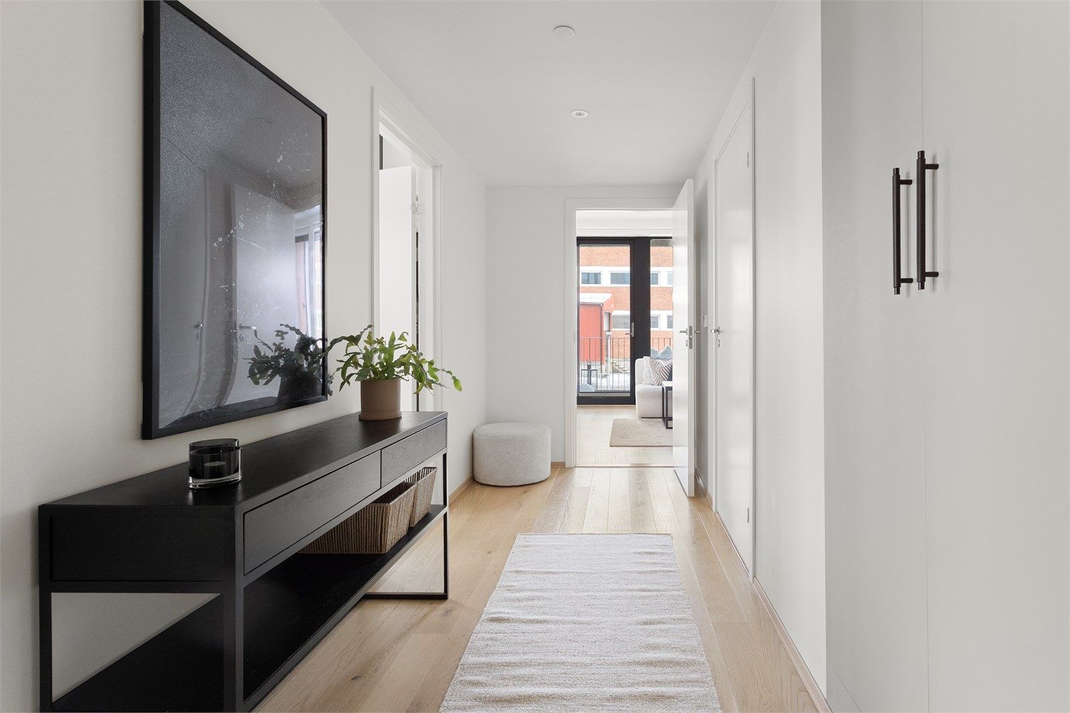 Her møtes du umiddelbart av boligens lyse fargepalett og de gode materialvalgene, som den elegante 1-stavs parketten som er lagt i hele leiligheten. 