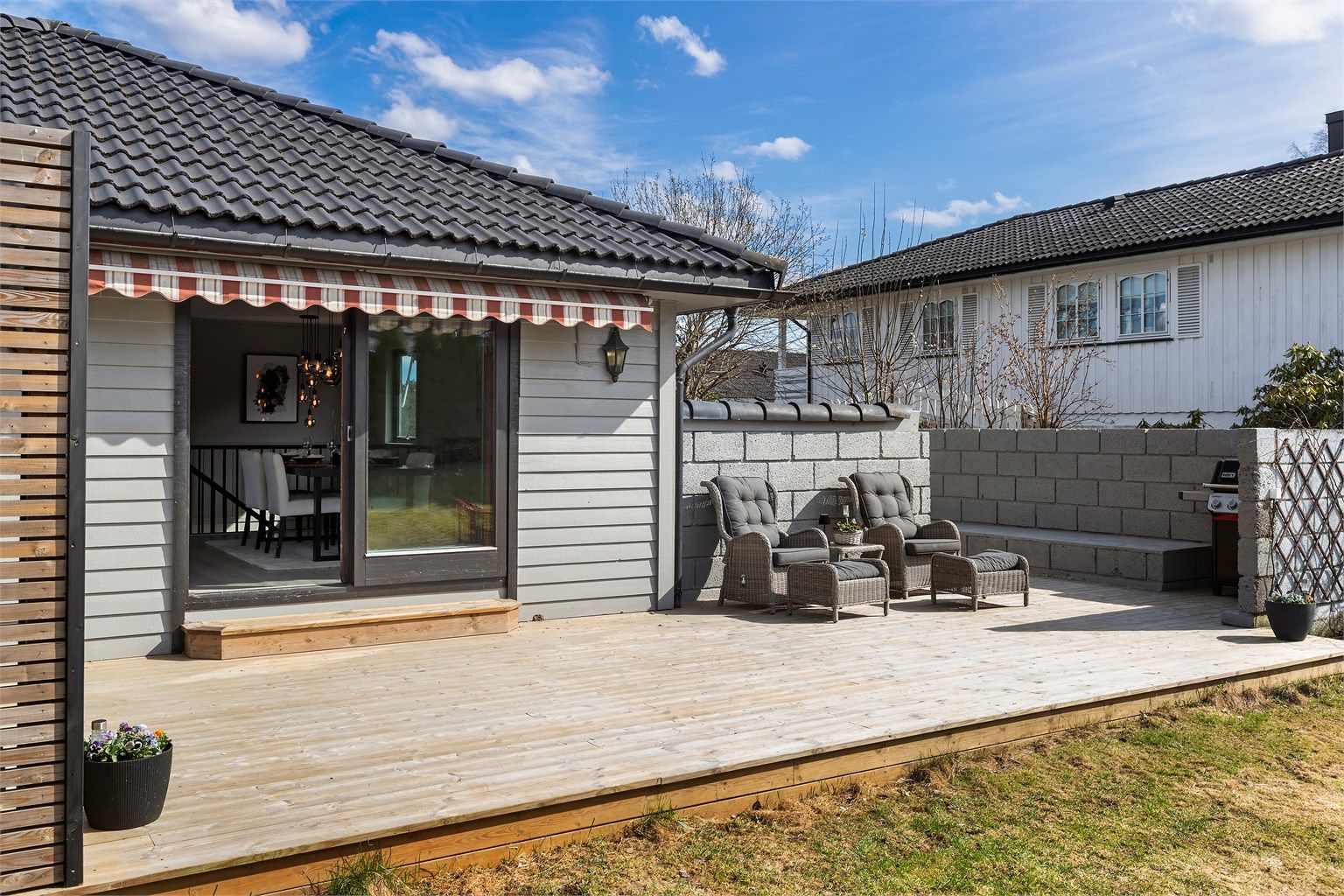 Den store terrassen har direkte utgang fra stuen og rikelig med plass for utemøbler.