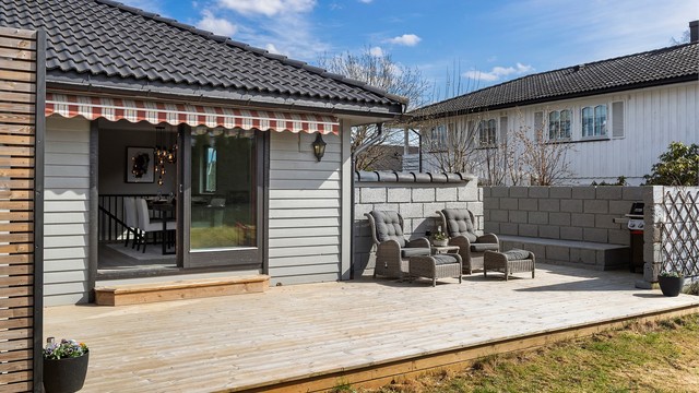 Den store terrassen har direkte utgang fra stuen og rikelig med plass for utemøbler.