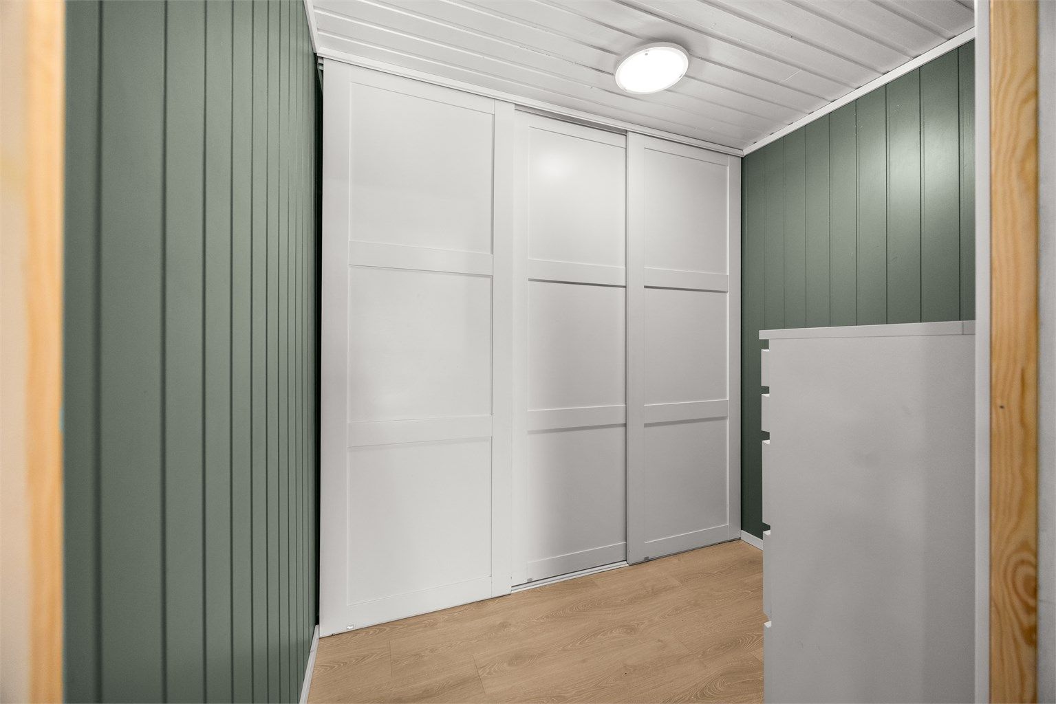Praktisk garderobe med skyvedører gir rikelig med oppbevaringsplass.