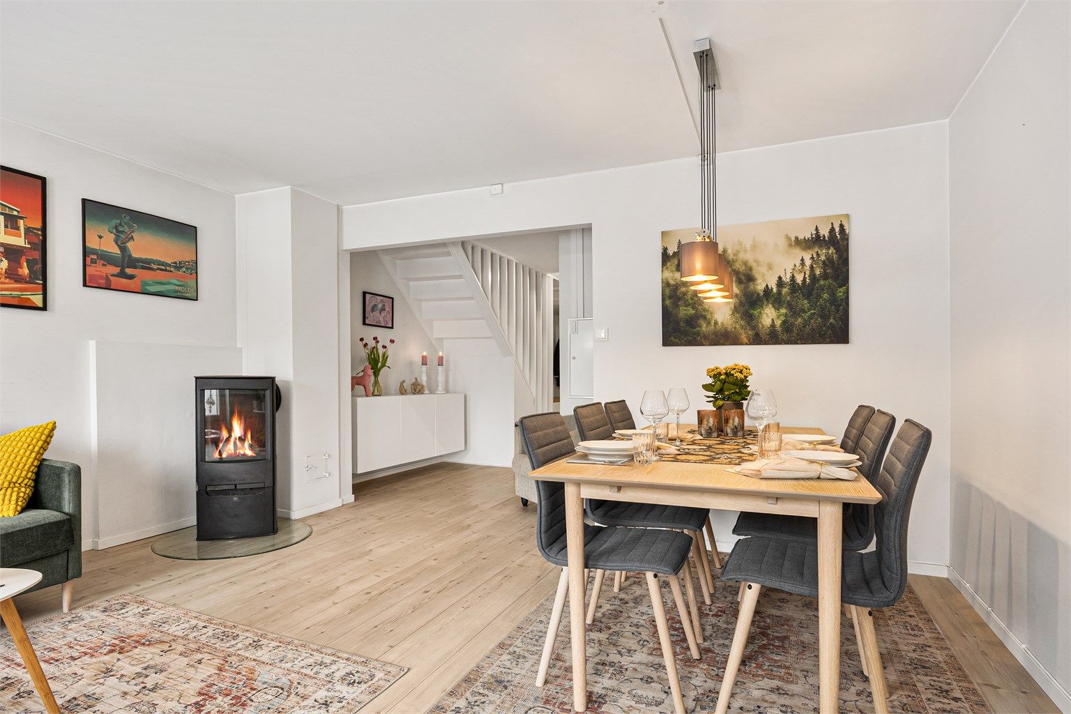 Gjennomgående laminatgulv og lyse veggflater skaper en helhetlig stil.