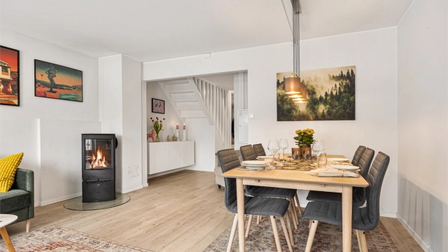 Gjennomgående laminatgulv og lyse veggflater skaper en helhetlig stil.