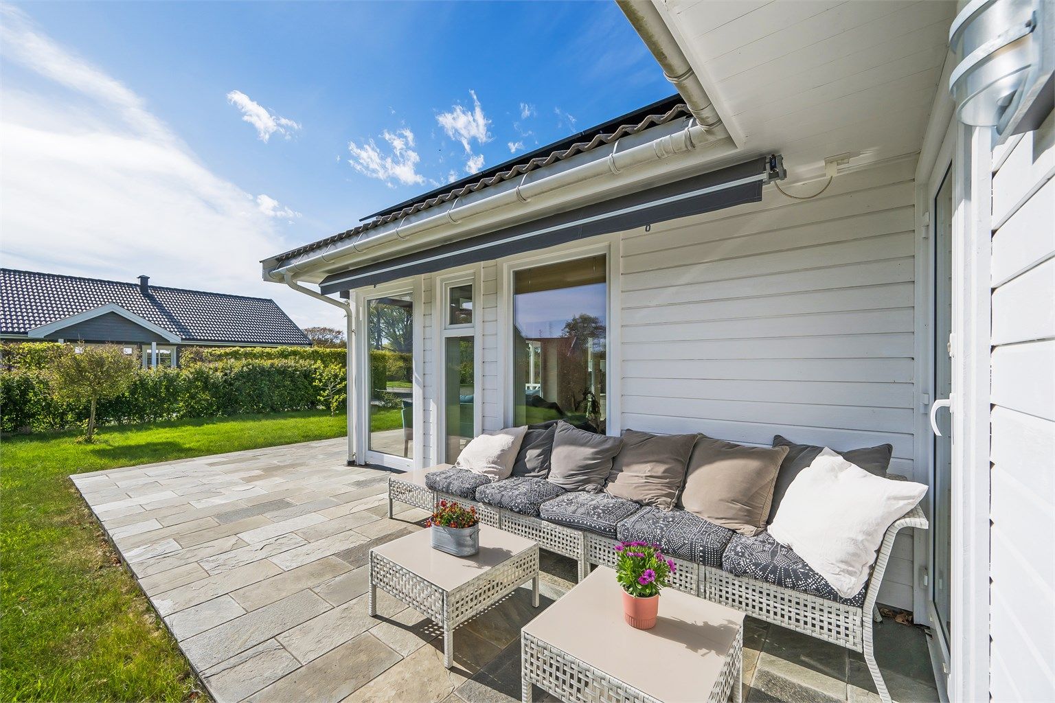 Boligen har alt på et plan og inneholder entré, 3 soverom, stue, kjøkken, hagestue, bad, toalettrom og vaskerom/teknisk rom, samt frittstående garasje med carport. Garasjen går over 2 plan og er innredet med bad, stue og et soverom.