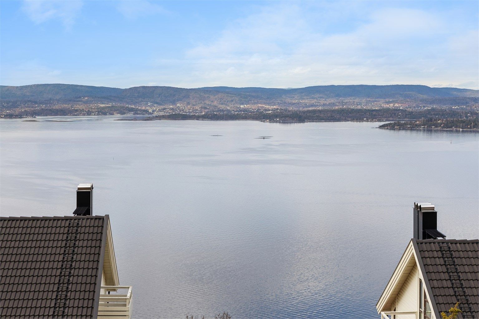 Leiligheten ligger høyt med en fantastisk utsikt. 