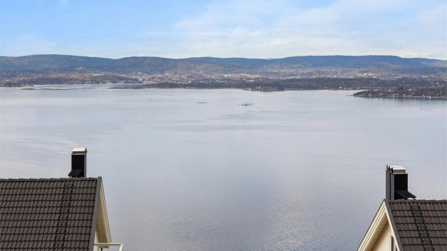 Leiligheten ligger høyt med en fantastisk utsikt.