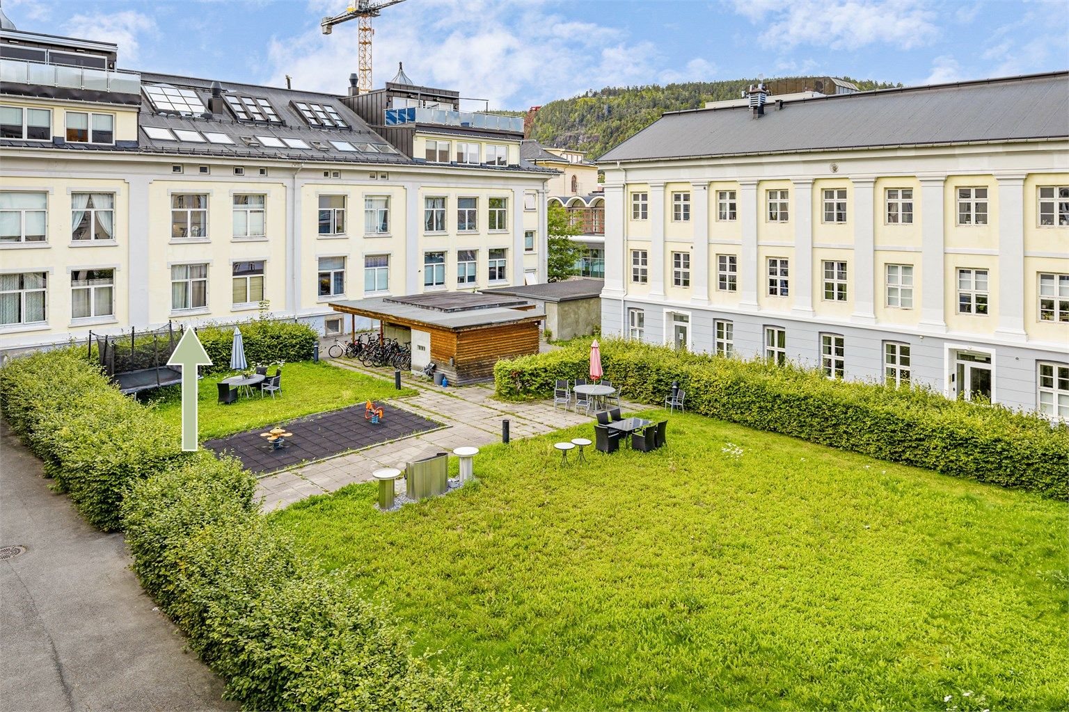 Stor, felles bakgård med lekeplass, grill. sittegrupper, og sykkelstativer