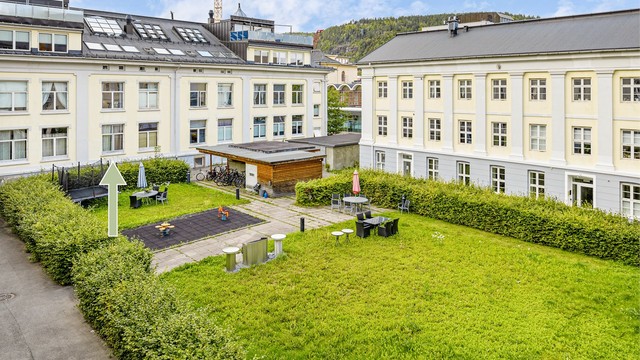 Stor, felles bakgård med lekeplass, grill. sittegrupper, og sykkelstativer