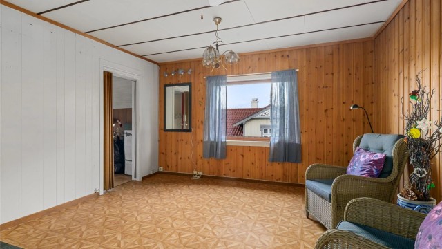 Opprinnelig del: Stor stu i 2. etasje som har peisovn.