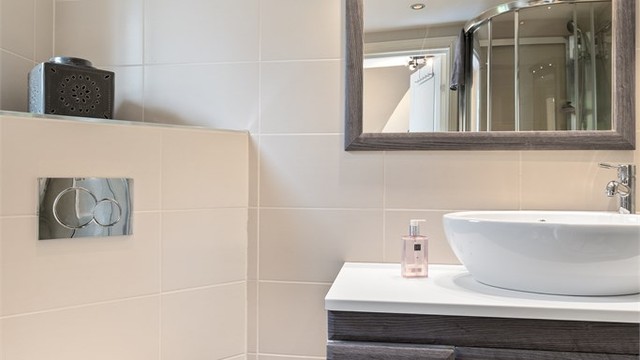 Toalettet er og montert på vegg og badet er tilknyttet rør-i-rørsystem. Det er og opplegg for vaskemaskin og mekanisk avtrekksvifte i vegg