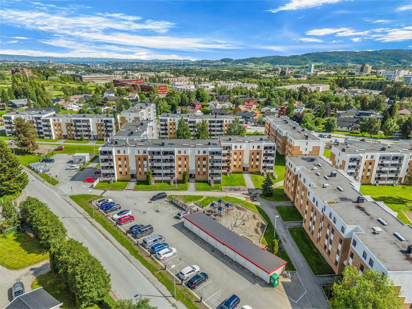 Området har gode kollektivforbindelser med bussholdeplass i kort gangavstand og Heimdal stasjon i nærheten. Dette gir enkel adkomst mot Trondheim sentrum og øvrige deler av regionen.