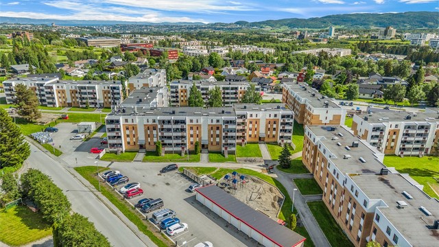 Området har gode kollektivforbindelser med bussholdeplass i kort gangavstand og Heimdal stasjon i nærheten. Dette gir enkel adkomst mot Trondheim sentrum og øvrige deler av regionen.