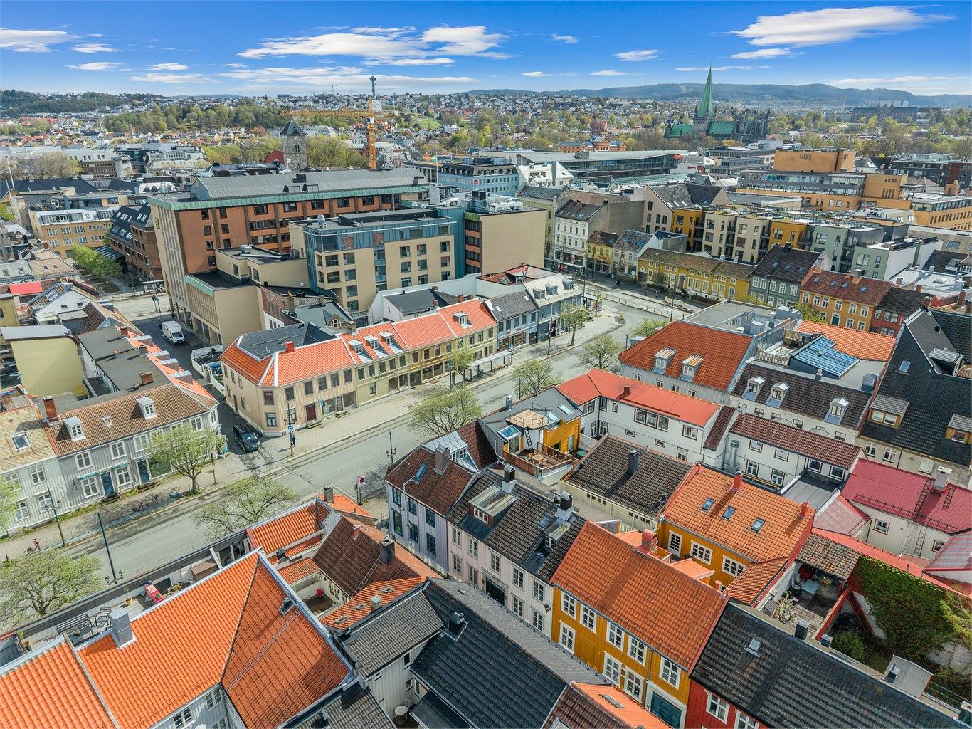 Kollektivtilbudet i området er svært godt. Fra St. Olavs gate og Dronningens gate går det hyppige bussavganger til resten av byen og omegn, og både Trondheim sentralstasjon og Skansen stasjon ligger innen komfortabel gangavstand. 