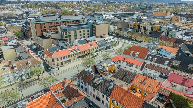 Kollektivtilbudet i området er svært godt. Fra St. Olavs gate og Dronningens gate går det hyppige bussavganger til resten av byen og omegn, og både Trondheim sentralstasjon og Skansen stasjon ligger innen komfortabel gangavstand.