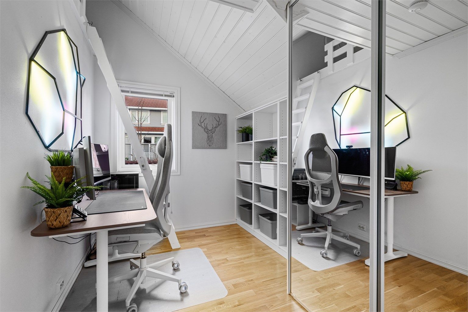 Kontor har god plass til skrivepult og hyller. Det er hems på dette rommet, som noen har brukt som gjesterom. Hems er mål til 4 kvm, men er ikke tatt med i boligens areal pga takhøyde. 