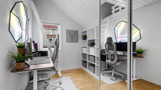 Kontor har god plass til skrivepult og hyller. Det er hems på dette rommet, som noen har brukt som gjesterom. Hems er mål til 4 kvm, men er ikke tatt med i boligens areal pga takhøyde.