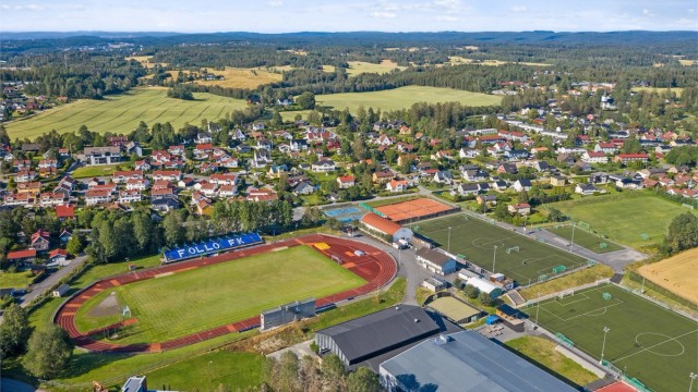 Området byr på et rikt utvalg av idrettsanlegg, inkludert fotballbaner, basketballbane og treningssentre.