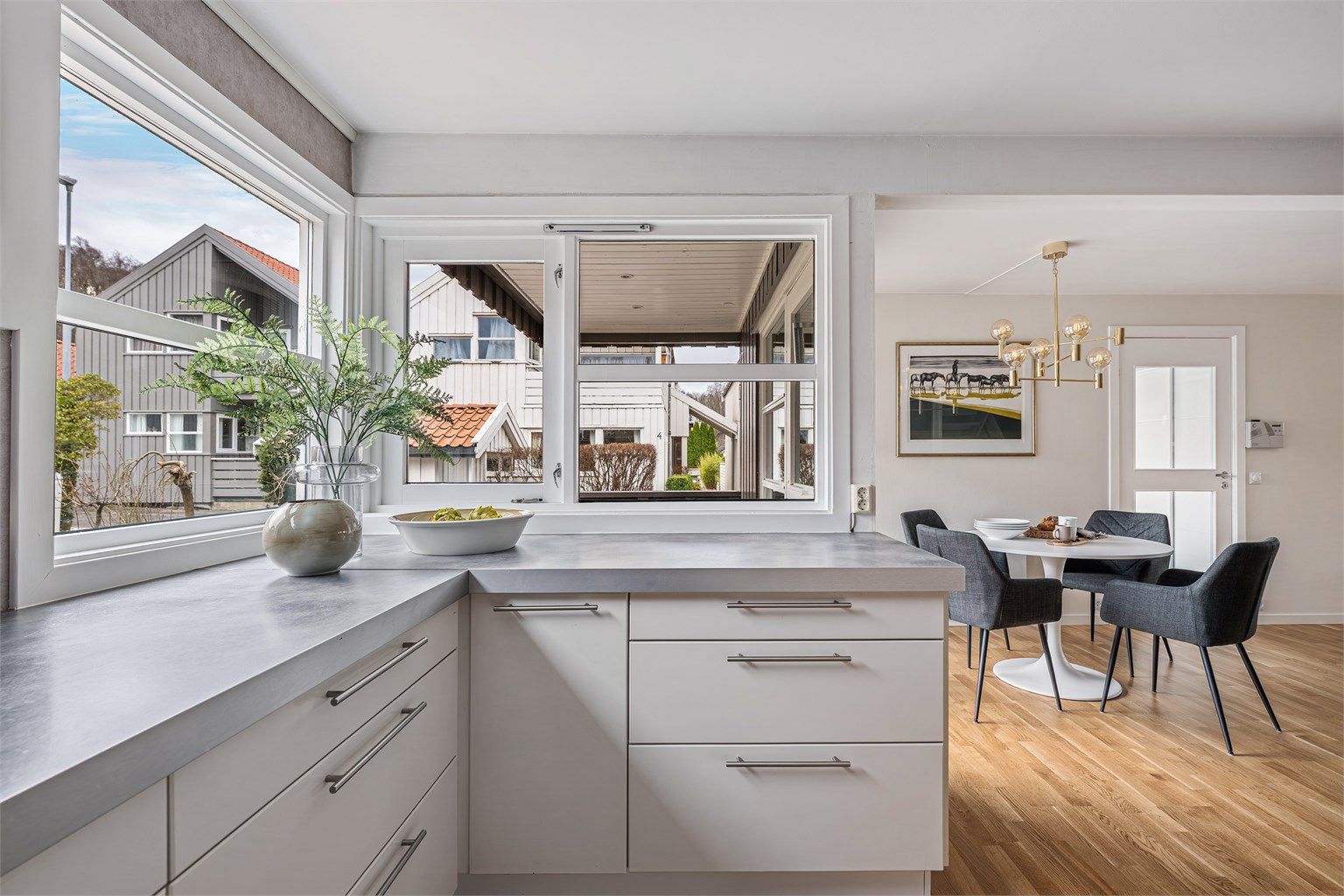 God plass til stort spisebord på kjøkken, i tillegg til i stue. 
Ny parkett på gulv i stue og kjøkken. 