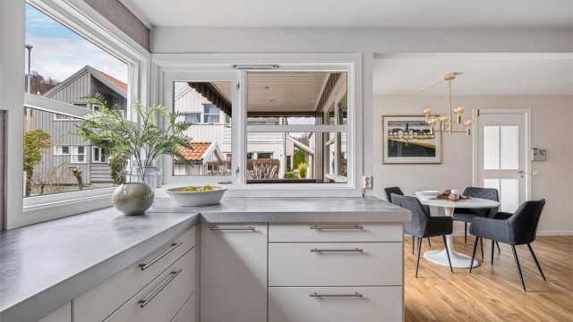 God plass til stort spisebord på kjøkken, i tillegg til i stue.
Ny parkett på gulv i stue og kjøkken.