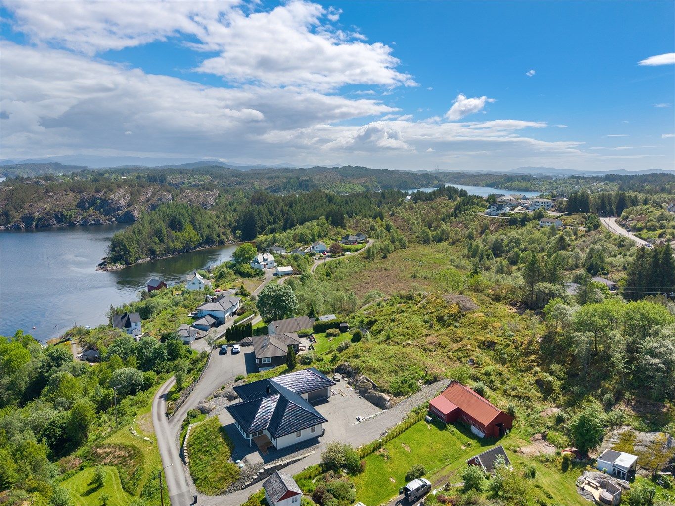 Dronefoto over tomt og nabolaget