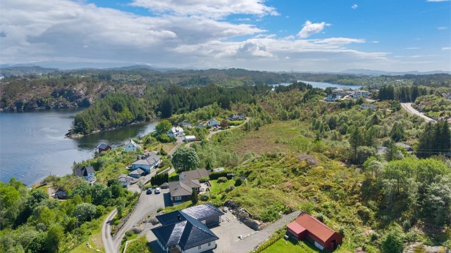 Dronefoto over tomt og nabolaget
