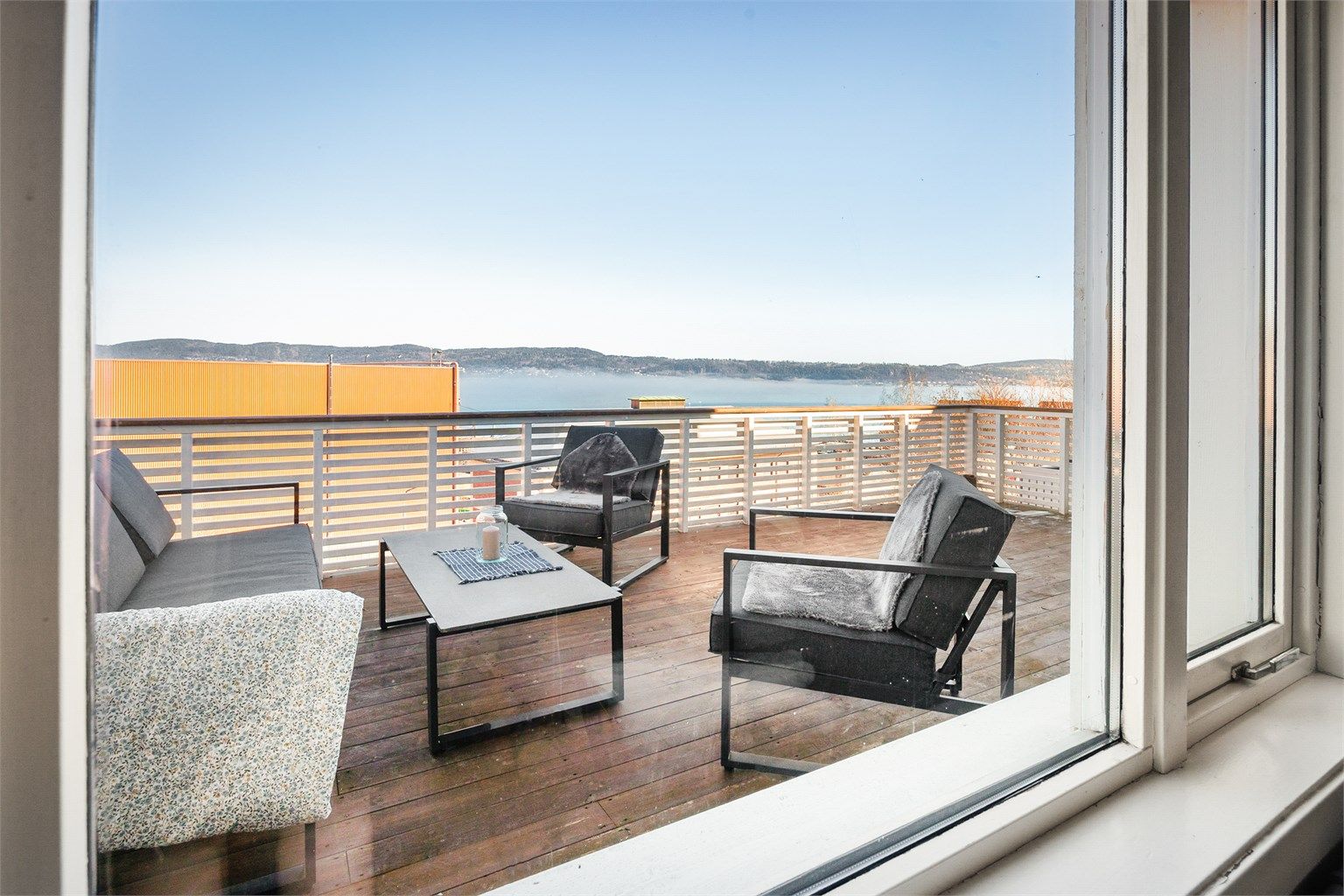 Her er det sol fra soloppgang til ca. 13:00 iflg. selger - Veranda er ikke byggesøkt eller godkjent