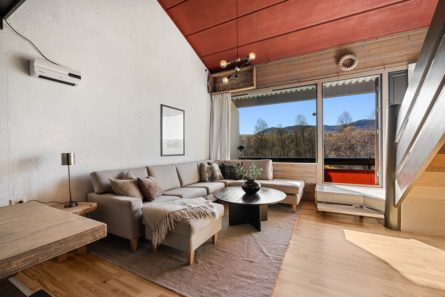 Store vindusflater for å få naturen inn. Flott utsikt mot Hartevassnutane.