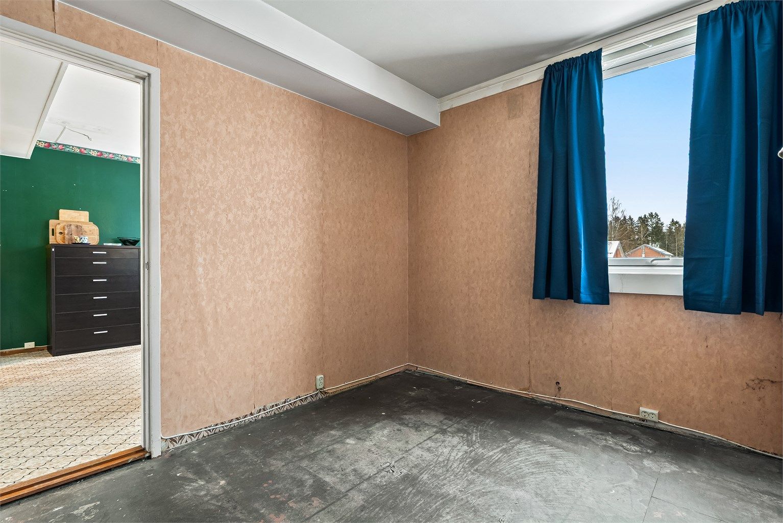 Soverom 2 - god plass til dobbeltseng - vindu orienter mot øst