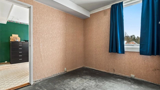 Soverom 2 - god plass til dobbeltseng - vindu orienter mot øst