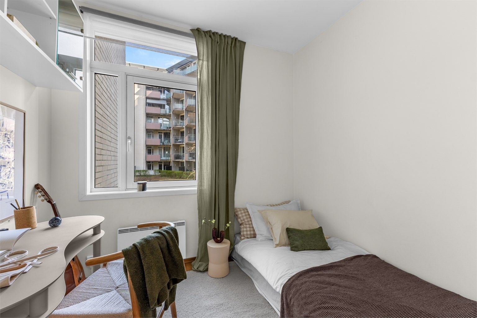 Soverom 2: Med adkomst fra entré - Her kan du enkelt innrede med seng og skrivebord.