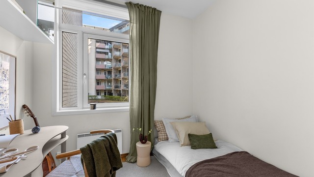 Soverom 2: Med adkomst fra entré - Her kan du enkelt innrede med seng og skrivebord.