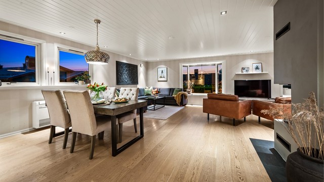 Stuen er lys og luftig med plass til både sofagruppe og spisebord.