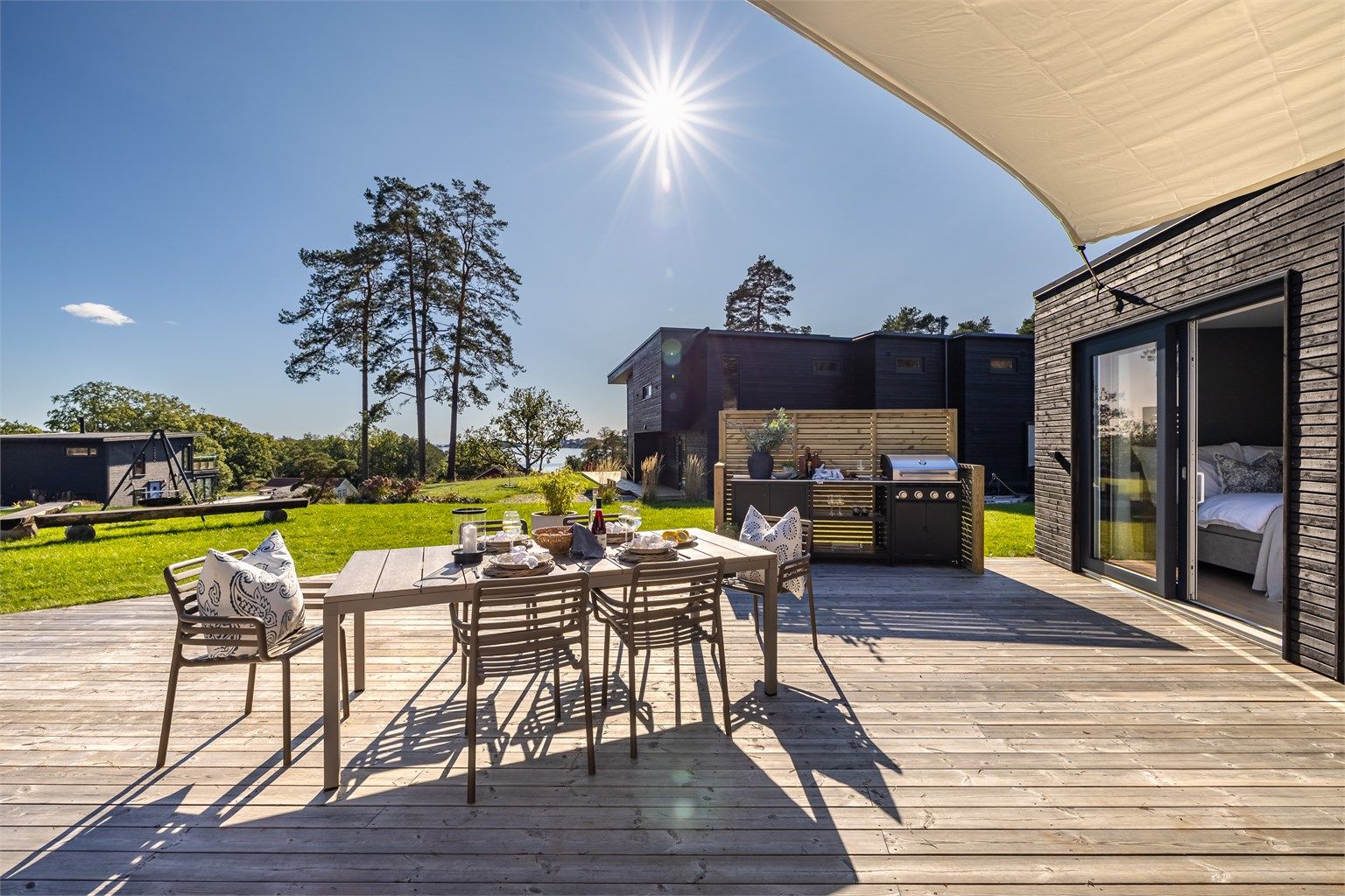 Direkte utgang fra hovedsoverommet til denne solrike uteplassen.