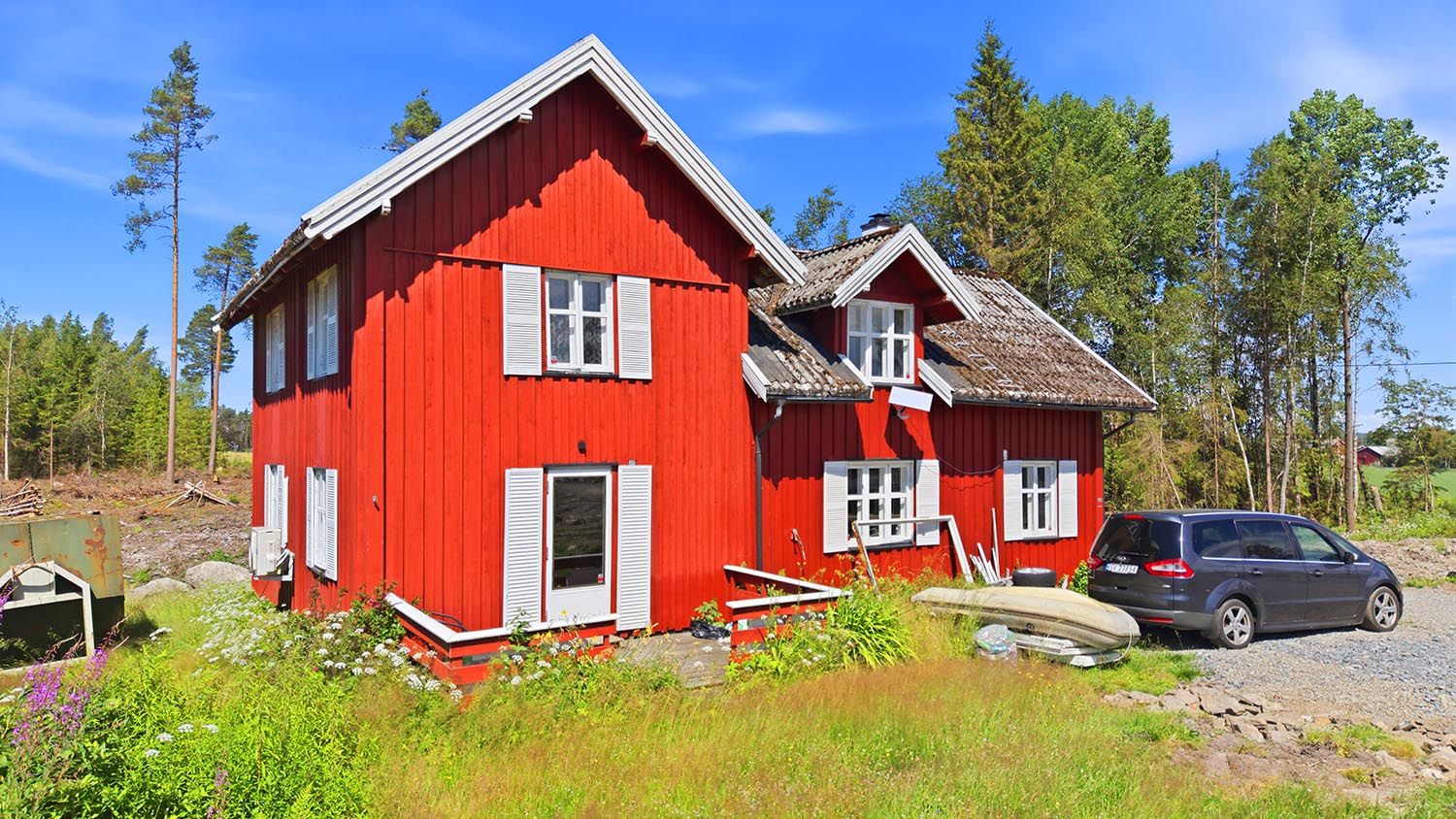 Bygningen er fordelt over to plan med separate innganger.