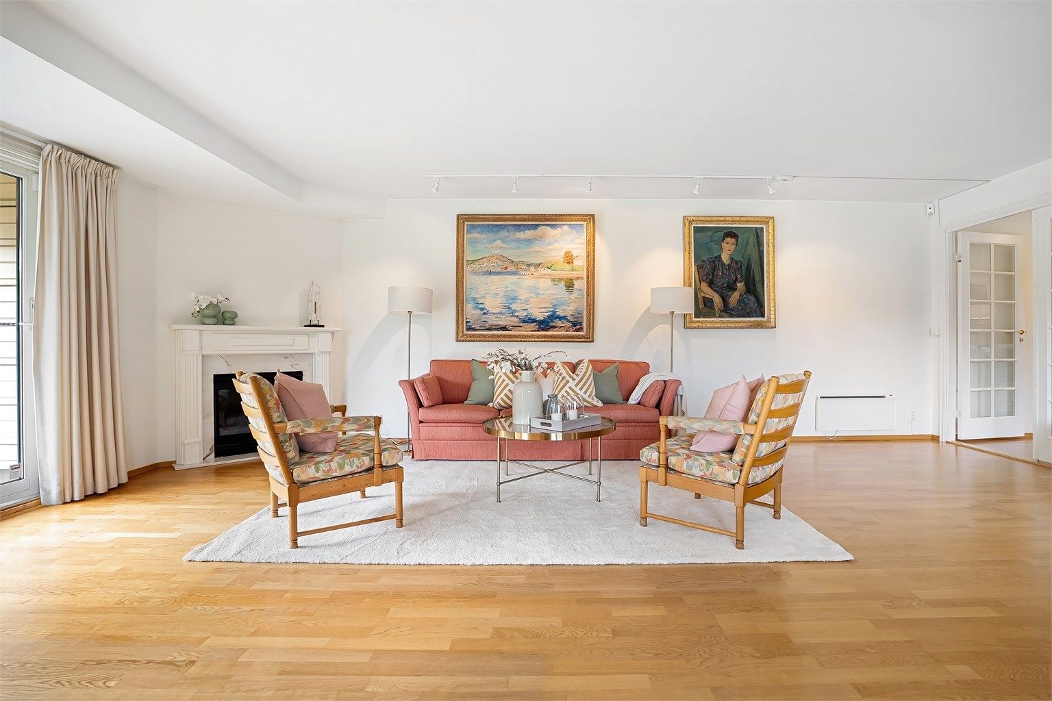 God plass til sofagruppe med tilhørende salongbord. 