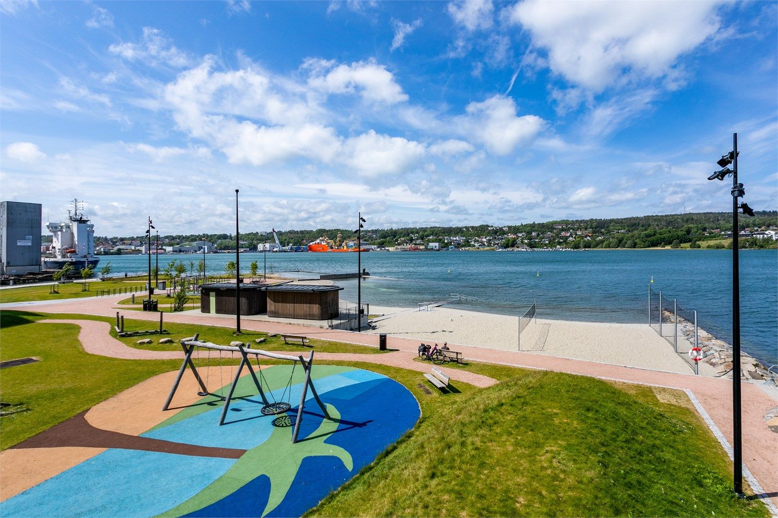 I den nye bydelen Verket like ved Røysåsen er det flotte fasiliteter som aktivitetsområde, promenade og en herlig sandstrand.