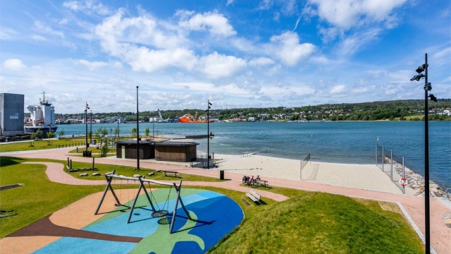 I den nye bydelen Verket like ved Røysåsen er det flotte fasiliteter som aktivitetsområde, promenade og en herlig sandstrand.
