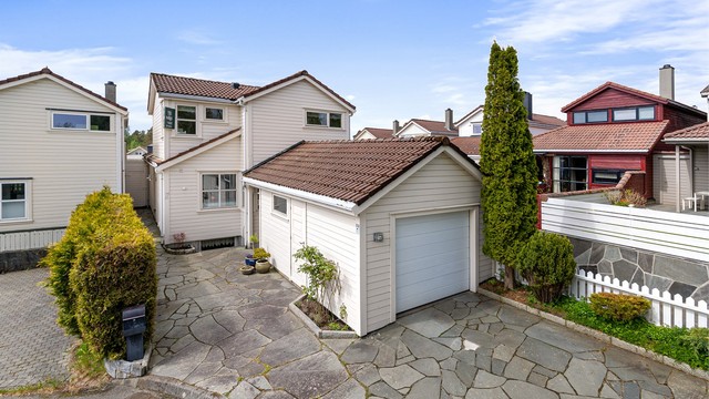 Boligen ligger i et rolig og etablert nabolag, med umiddelbar nærhet til UIS, som er rett over gaten.
Garasje med el-bil lader, samt parkering på egen tomt.